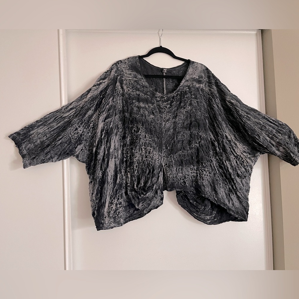 Dress to Kill pullover textured print oversized crop top o/s
